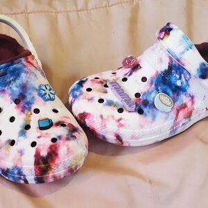 CROCS Womens Pink Tye-Dyed Burgandy Lined Shoes with Winter Jibitz. Size 6 / 7.